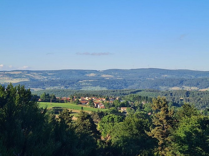 Vue sur le village de St Flour de Mercoire