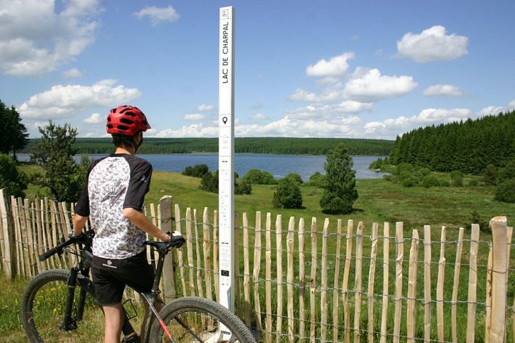 Totem GTMC au Lac de Charpal