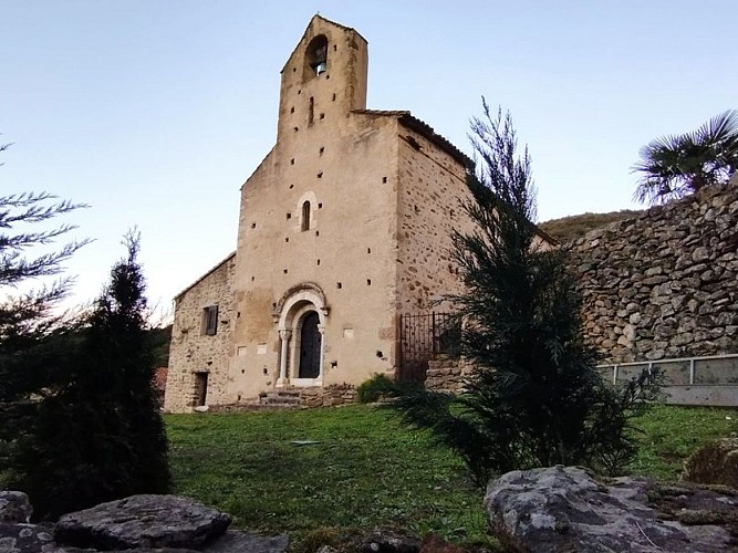 The loop of  Santa Maria del Vilar Priory passing by the Mas del Pou