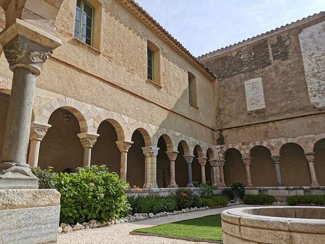 Cloître de Saint Genis