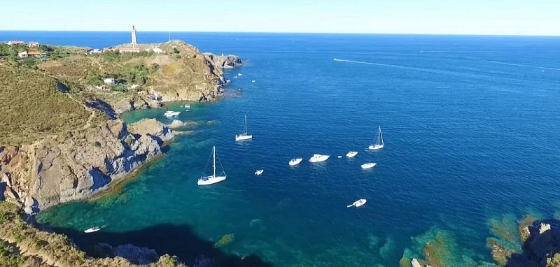 Vue sur le phare du Cap Béar
