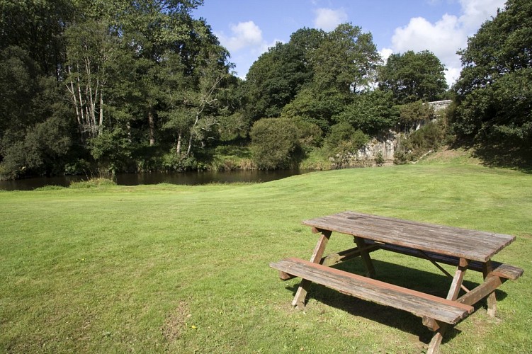 Table de pique-nique près de Pont Pierre