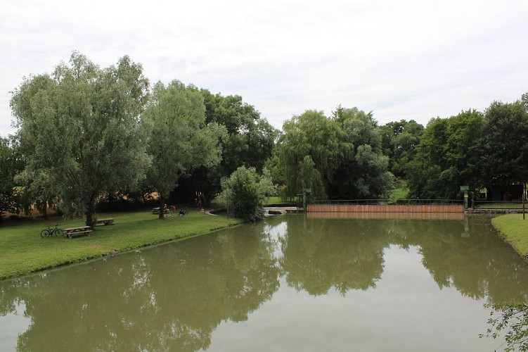 Fleury barrage et tables de pique-nique