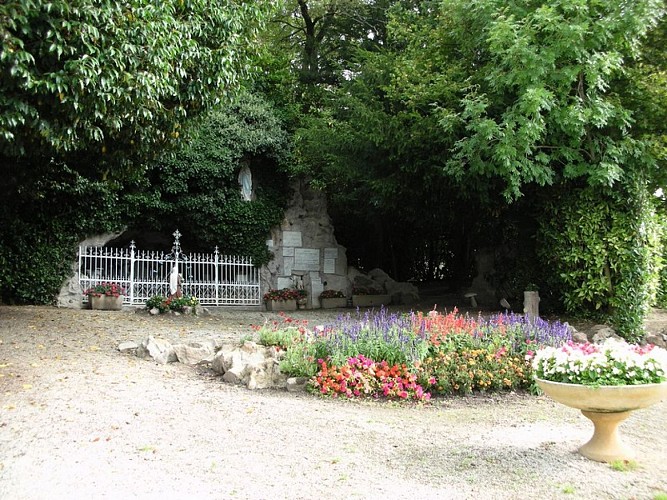 Le mont chauve -la grotte de Montchamp