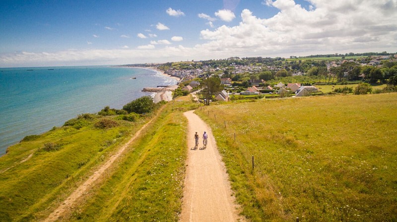 Balade_a_velo_sur_les_falaises_d_Arromanches-Les-Bains-Vincent_Rustuel___Calvados_Attractivite-7849-1200px