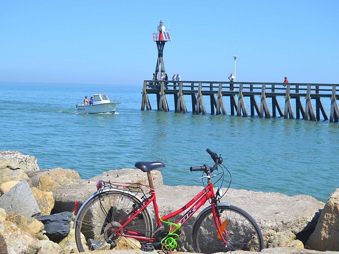 JETTEE-PORT-BATEAU-VELO-COURSEULLES-SUR-MER-CREDIT-ANNE-PEREZ-NEDELEC