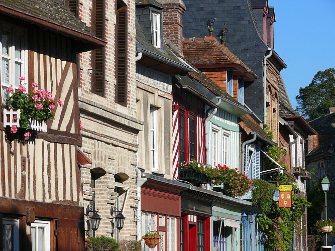 beaumont en auge&pots de fleurs&lampadaire&fleurs&ciel