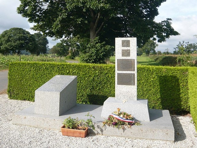 Chemin des croix stéle de la Pavée