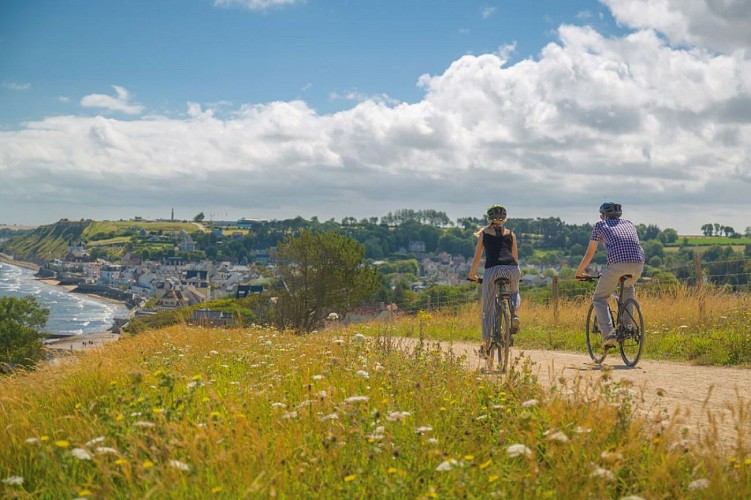 Balade_a_velo_sur_les_falaises_d_Arromanches-Les-Bains-Vincent_Rustuel___Calvados_Attractivite