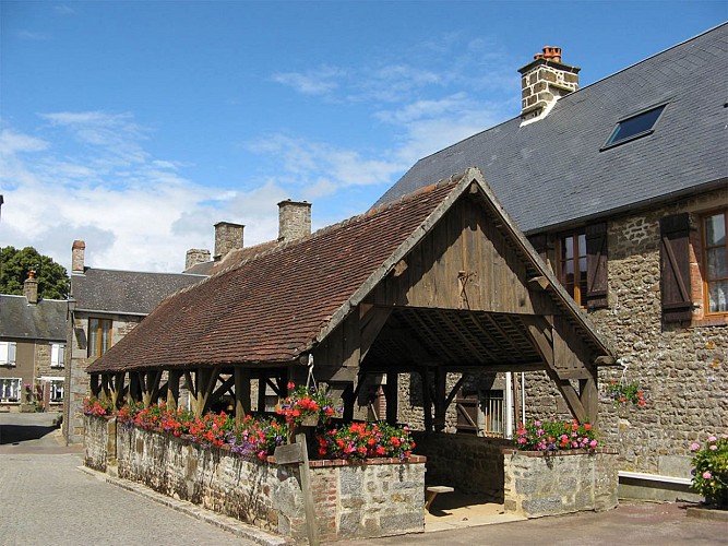 La Halle ouverte aux randonneurs à La Forêt Auvray © Denise Gosselin CDRP14