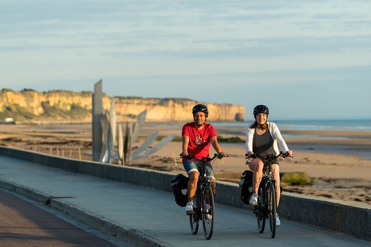 Velo_sur_Omaha_Beach-EV4-Emmanuel_Berthier-1200px (2)