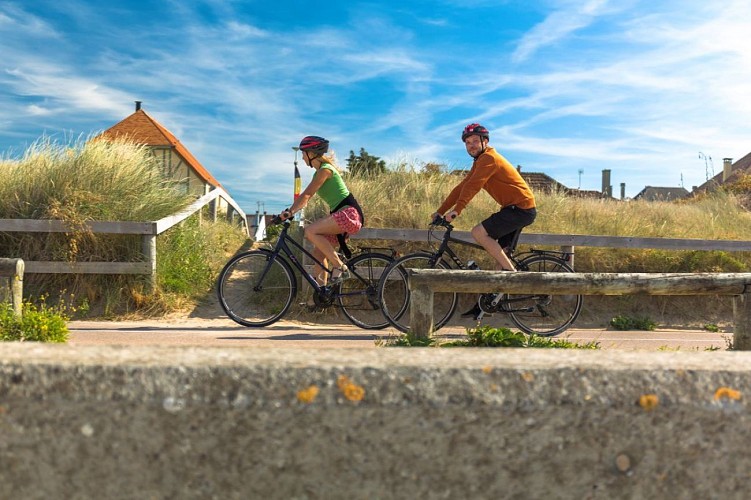 Balade_a_velo_sur_la_plage_de_Ouistreham-Vincent_Rustuel___Calvados_Attractivite (3) (1)