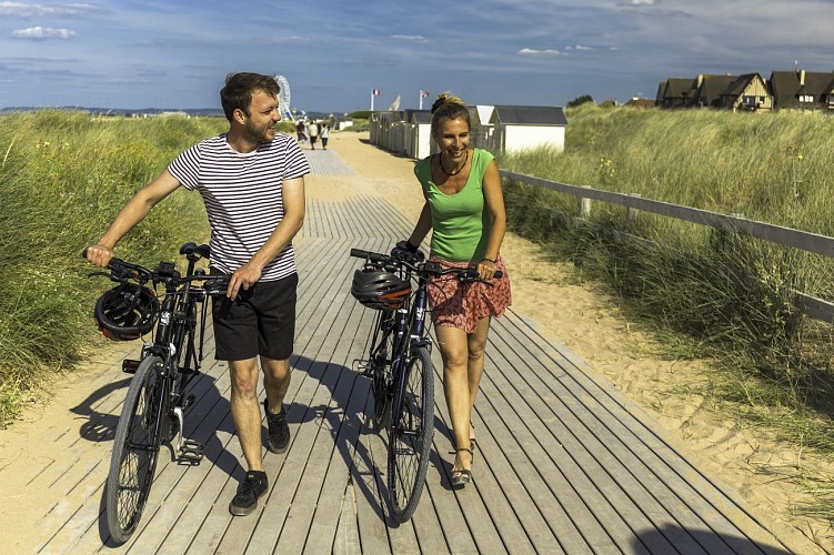 Balade_a_velo_sur_la_plage_de_Ouistreham-Vincent_Rustuel___Calvados_Attractivite (5)