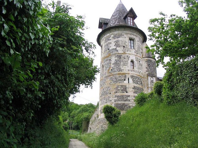 la mieux conservée des 4 tours de la Baronnie@Pays Risle Estuaire