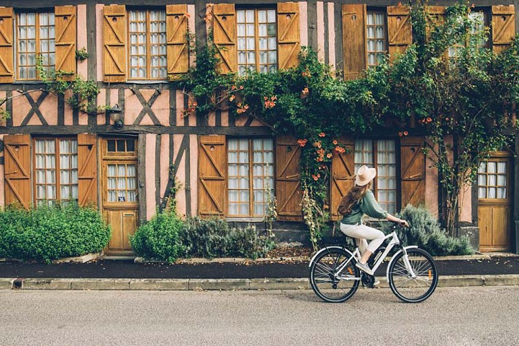 Balade à vélo électrique - Lyons la Forêt ©Max Coquard, Bestjobers - Eure Tourisme