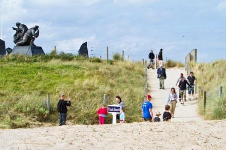 2011_Sainte_Marie_du_Mont_Utah_Beach_Mémorial_US_Navy_de_Steven_Spears_8©T_Houyel_CDT50