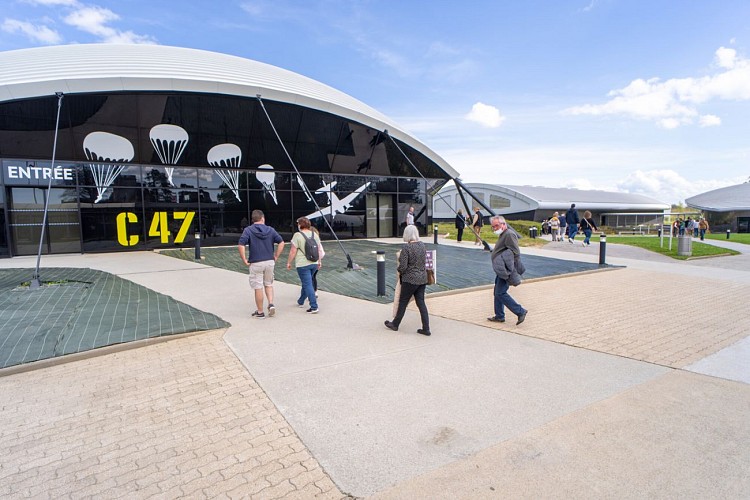 Sainte-Mere-eglise-Airborne-Museum-5.jpg-2000px
