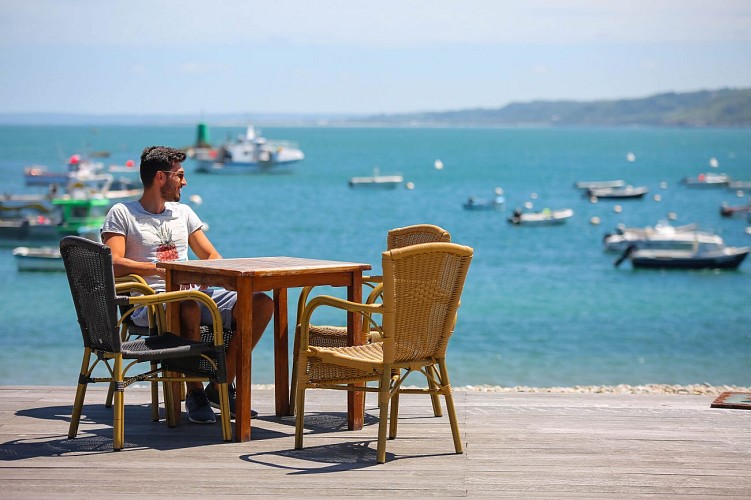 2017_Omonville_la_Rogue_port_du_Hable_terrasse_d_un_cafe-On_Met_Les_Voiles_CDT50.jpg-2000px