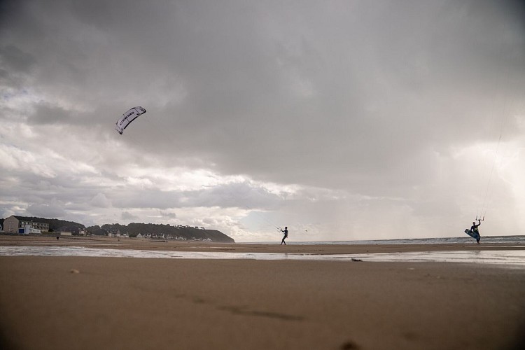 Kitesurf---Plage-de-Jullouville.jpg-2000px