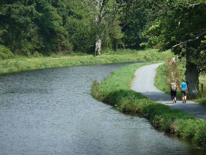 Photo N°3_randonneurs halage troisgots 2011 s.grillot