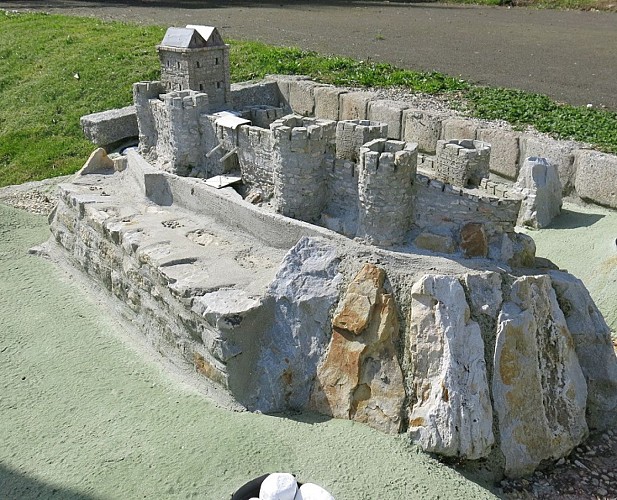 Photo N°2_ OFFICE DE TOURISME DU MORTAINAIS - place du Ch+óteau