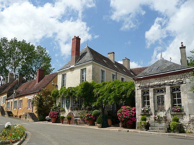 Randonnée à pied dans le village millénaire du Perche