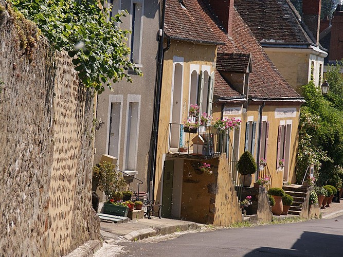 Randonnée à pied dans le village millénaire du Perche