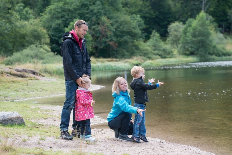 SPAZIERGANG MIT EINEM KINDERWAGEN LAC DE BLANCHEMER