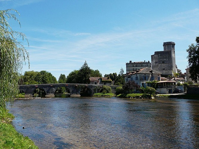 1280px-Bourdeilles_pont_châteaux