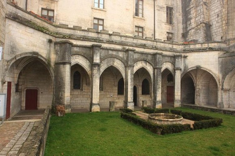 cloitre-de-l-abbaye