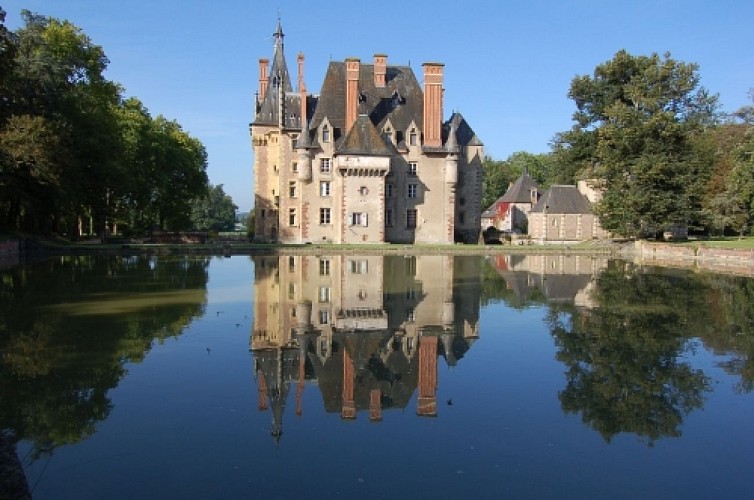 Forêts et châteaux au nord de la Sologne bourbonnaise