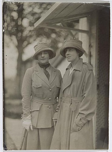 Ann Morgan et Anna Murray-Dike devant les baraquements de Blérancourt Photo (C) RMN-Grand Palais (Château de Blérancourt) Gérard Blot