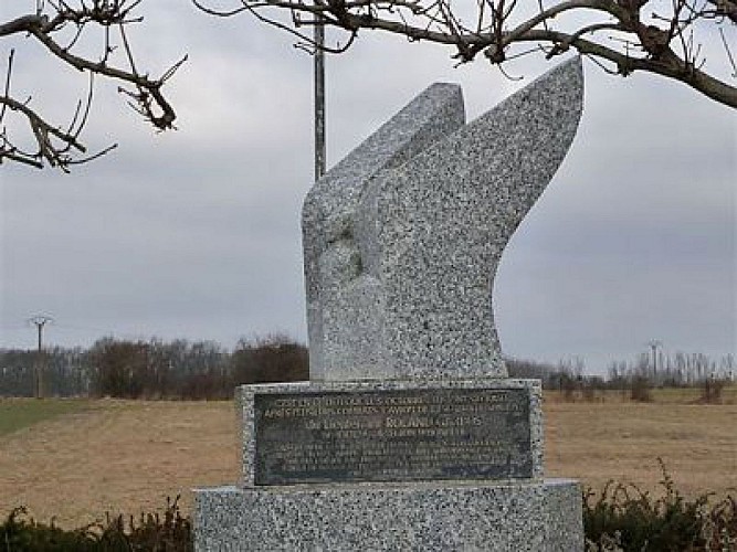 STÈLE EN LA MÉMOIRE DE ROLAND GARROS À SAINT-MOREL