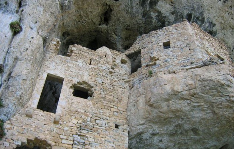 Habitation dans la roche à St Marcellin