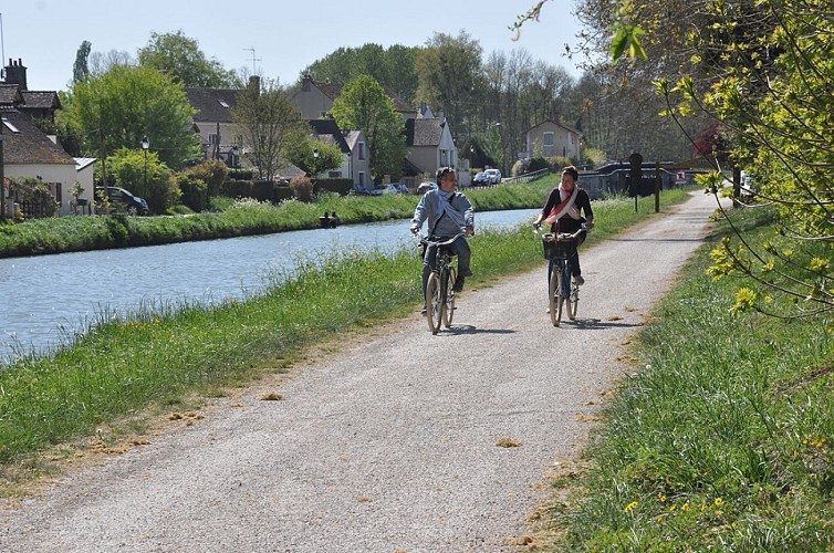 Parcours vélo route - Balade au bord de l'eau, le long du canal du ...
