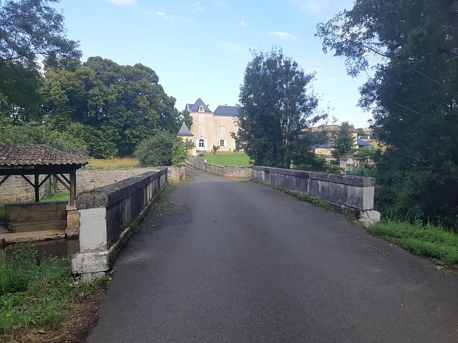 pont lavoir et château de La Grézolle