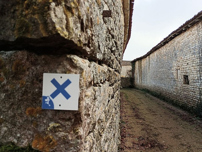 venelle (à ne pas amprunter) adjacente à l'église de Ardilleux