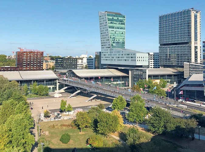 Euralille

Achten Sie auf:

- Nicht die Eigennamen übersetzen
- Beachten Sie die Feinheiten