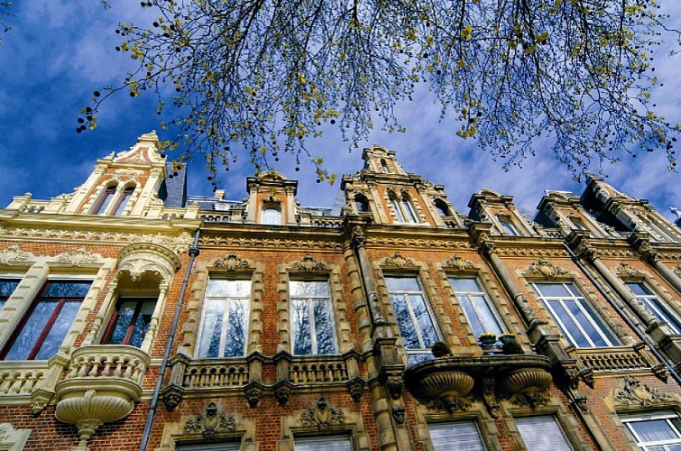 A stroll with your head up, discovering the beautiful architecture of Roubaix...