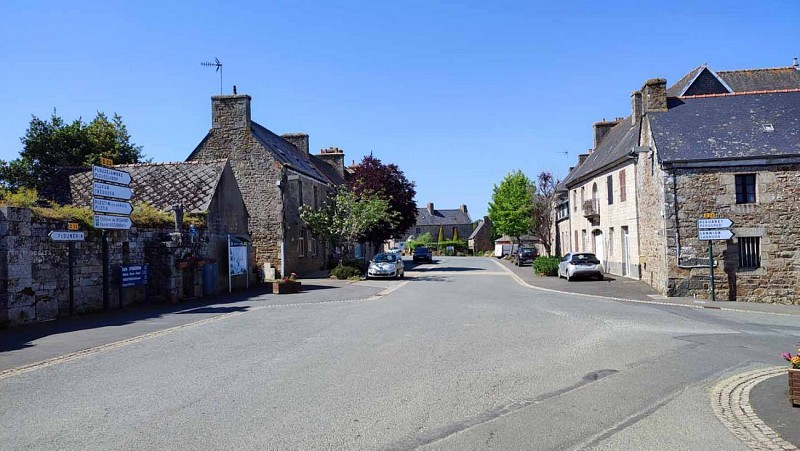 Centre du bourg. Parking et point de départ
