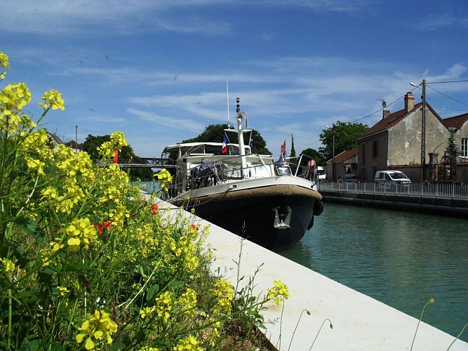 Bord du canal latéral à la Marne.