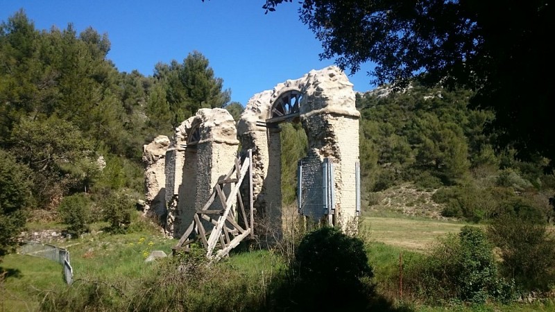 Meyrargues, les ruines de l'aqueduc romain