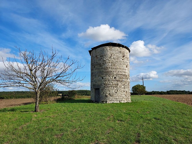 Ancien moulin à vent - Ebréon