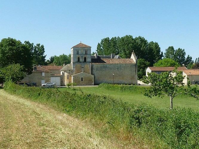 Vue de l'église - Saint-Amant-de-Bonnieure