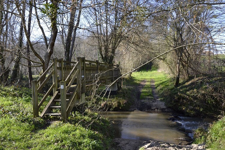 cours d'eau et pont boucle de la bassanne