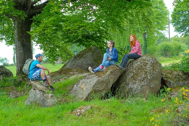 Randonneurs-et-blocs-de-granit-TIS