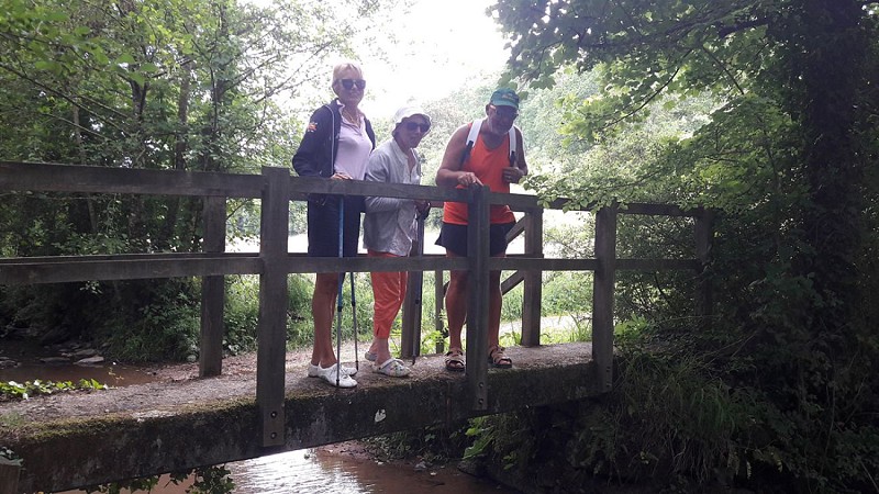 promeneurs-sur-le-pont-TIS