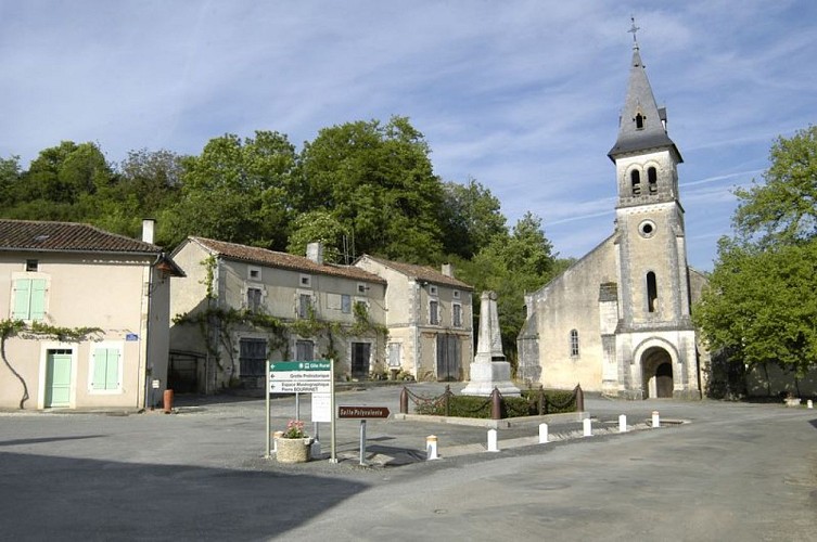 Teyjat avec son Eglise