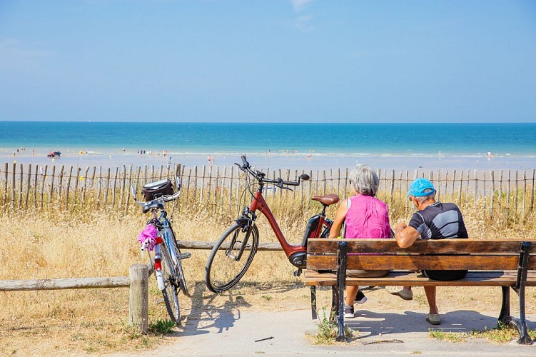 295414-Balade_a_velo_en_bord_de_mer-Caen_la_mer_Tourisme___Les_Conteurs_(Droits_reserves_Office_de_Tourisme___des_Congres)-1500px