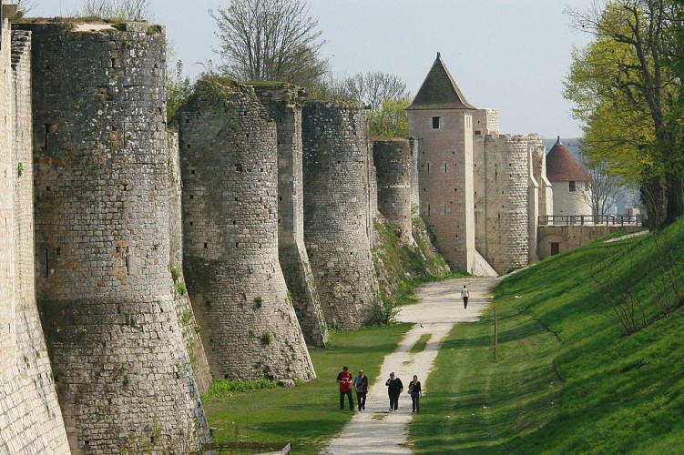 At the gates of Provins, hiking in Provins